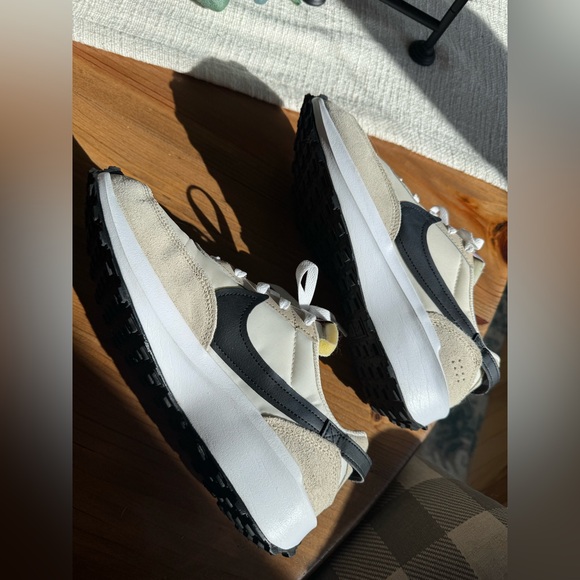 EUC - WOMEN'S NIKE WAFFLE DEBUT SNEAKERS - Picture 8 of 12